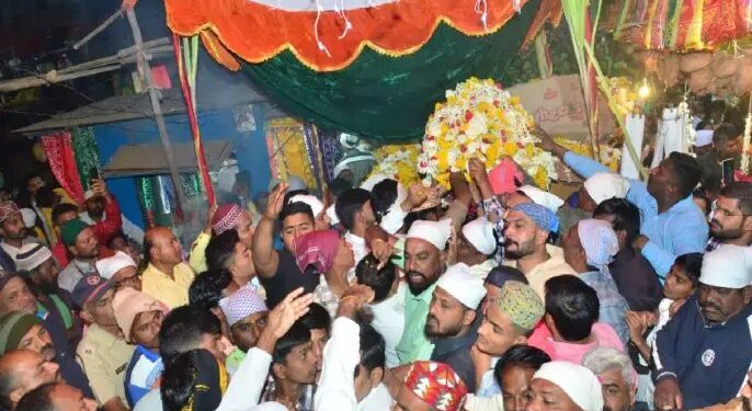 मिरज दर्ग्याला चर्मकार समाजाचा मानाचा गलेफ अर्पण; हिंदू-मुस्लिम ऐक्याची परंपरा, उरुसास प्रारंभ