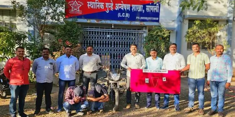 मिरजेत पोलीस असल्याचे सांगत लुटणाऱ्या दोघांना अटक