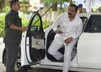 मोठी ब्रेकिंग | जयंत पाटील एकटे जाणार की “सगेसोयरे” घेऊन जाणार? प्राजक्त तनपुरेंचं मोठं वक्तव्य