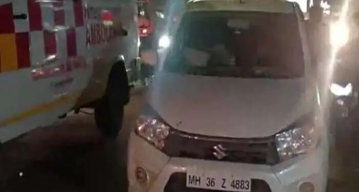 महिला पोलीस अधिकारी रस्त्यावर गाडी लावून गेल्या बाजारात; वाहतूक कोंडीमुळे रुग्णवाहिका पडली अडकून..!