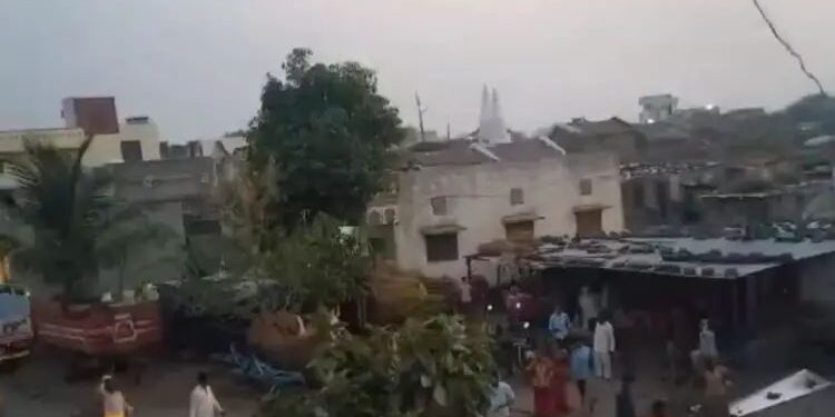 होळी दहनाच्या वेळीच तुफान राडा; दोन गटांची लाठ्याकाठ्यांनी हाणामारी, ५ जणांची प्रकृती गंभीर