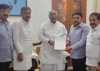 मोठी ब्रेकिंग | मल्लिकार्जून खरगे यांची भेट घेतली : काँग्रेसने सांगलीची जागा सोडलेली नाही, वेळ पडल्यास कोणत्याही लढाईसाठी तयार, विशाल पाटलांसाठी विश्वजीत कदम आक्रमक