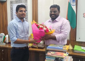 मनपा आयुक्तपदी शुभम गुप्ता रूजू : नागरिकांकडून पुष्पगुच्छ ऐवजी पुस्तके स्वीकारणार