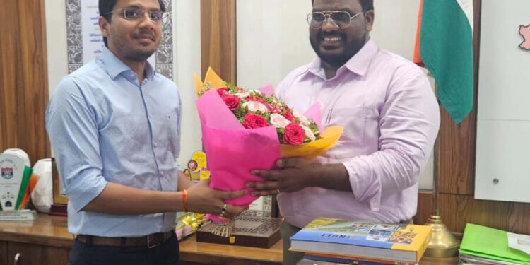 मनपा आयुक्तपदी शुभम गुप्ता रूजू : नागरिकांकडून पुष्पगुच्छ ऐवजी पुस्तके स्वीकारणार