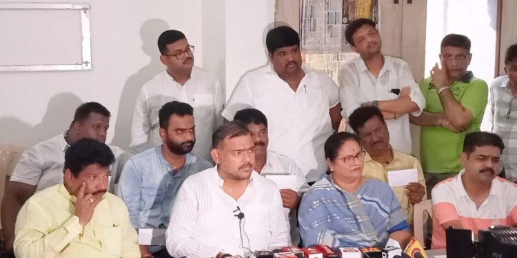 मोठी ब्रेकिंग | सांगलीत ठाकरेंना नको होतं तेच झालं… ‘मविआ’तील विशाल पाटील यांच्या बंडखोरीवर शिक्कामोर्तब! वाचा सविस्तर…!