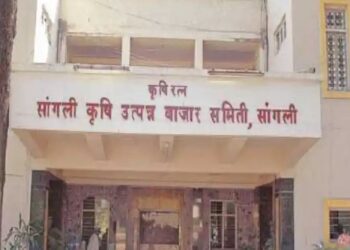 सांगली बाजार समितीचा ‘तो’ कर्मचारी निलंबित, कामावरून सुट्टी करण्यासाठी उशिरा आल्याने झाला होता वाद..