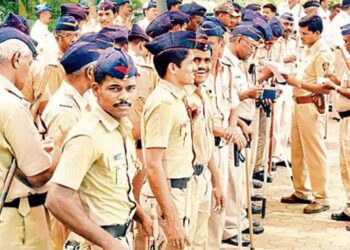 आयपीएस अधिकार्‍यांच्या घरी पोलीस शिपाई घरगडी..?