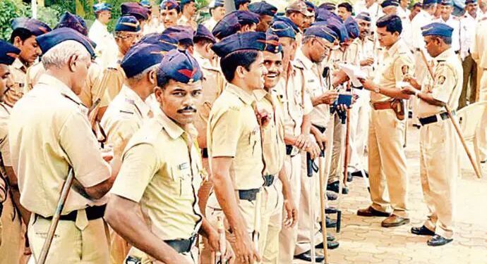 आयपीएस अधिकार्‍यांच्या घरी पोलीस शिपाई घरगडी..?