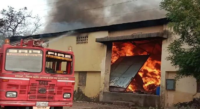 कानडवाडीत सूतगिरणीस भीषण आग; ८ कोटींचे नुकसान