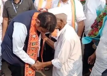 मोठी बातमी | सांगलीत संभाजी भिडे यांनी फडणवीसांच्या कानात सांगितलं..? चर्चांना उधाण