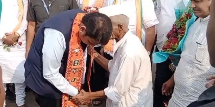 मोठी बातमी | सांगलीत संभाजी भिडे यांनी फडणवीसांच्या कानात सांगितलं..? चर्चांना उधाण