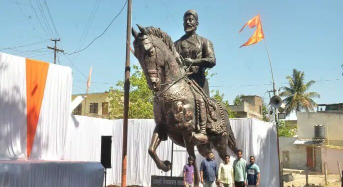 मिरज | छत्रपती शिवरायांची तब्बल ‘इतकी’ उंच अश्वारूढ मूर्ती..! पाहण्यासाठी शिवभक्तांची गर्दी, आज मिरवणूक.. वाचा सविस्तर