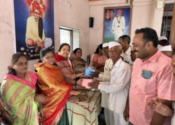 सुमनताई खाडे यांच्याकडून वारकऱ्यांना रेनकोट वाटप, विठ्ठलभक्तांमध्ये समाधान