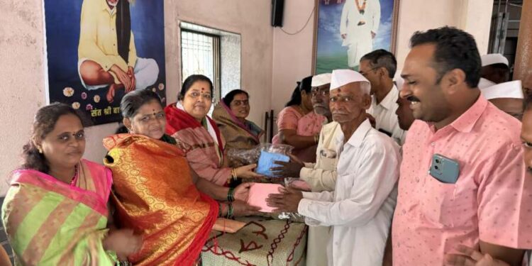 सुमनताई खाडे यांच्याकडून वारकऱ्यांना रेनकोट वाटप, विठ्ठलभक्तांमध्ये समाधान