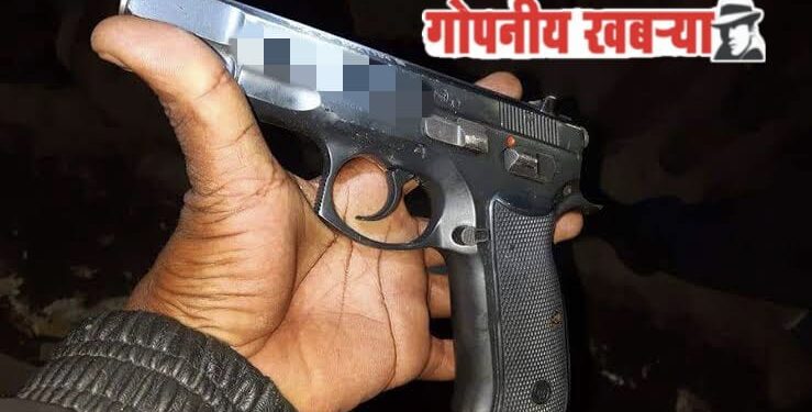 मिरजेत दुचाकी वाहनात सापडली विनापरवाना बंदूक, दोन जिवंत काडतूसेही जप्त : गुन्हा दाखल.