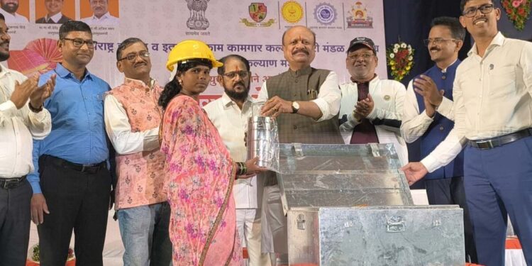 कामगारांनी विविध योजनांचा लाभ घ्यावा – पालकमंत्री डॉ. सुरेश खाडे