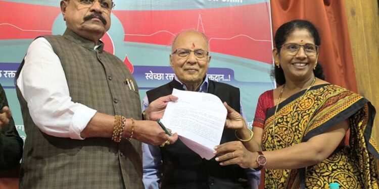 पालकमंत्री डॉ.सुरेशभाऊ खाडेंनी केला अवयवदानाचा संकल्प