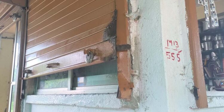 मिरज एमआयडीसीत चोरी,दुकानाचे शटर उचकाटले : चोरट्यांनी घेतला अंधाराचा फायदा : पोलीस व महापालिका प्रशासनाने लक्ष देण्याची गरज..!