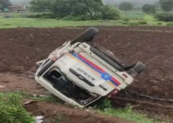 ‘या’ अधिकाऱ्यांची गाडी झाली पलटी, करत होते पाठलाग : एकजण ठार तर तिघे जखमी…