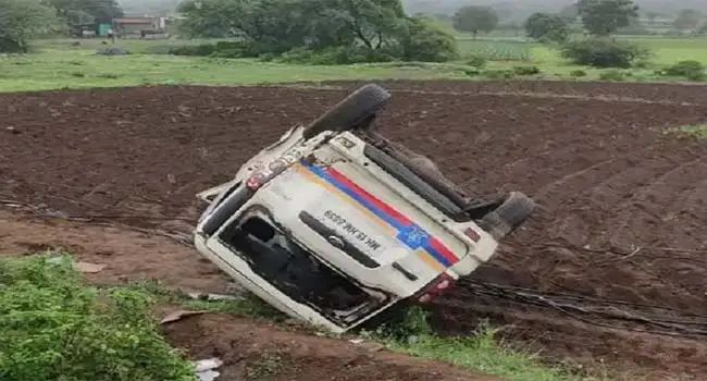 ‘या’ अधिकाऱ्यांची गाडी झाली पलटी, करत होते पाठलाग : एकजण ठार तर तिघे जखमी…