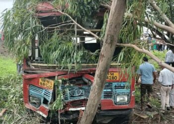 ब्रेकिंग | भीषण अपघात, दोन ठार तर पंधरा जण जखमी..