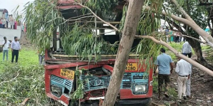 ब्रेकिंग | भीषण अपघात, दोन ठार तर पंधरा जण जखमी..