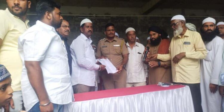 कुपवाडमध्ये मुस्लिम समाजाच्यावतीने पोलिसांना निवेदन..