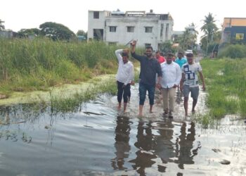 युवा नेता जनतेसाठी थेट उतरला पाण्यात, ‘या’ माजी नगरसेवकाचे साचलेल्या पाण्यात आंदोलन..!