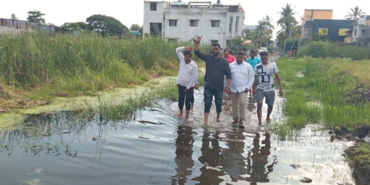 युवा नेता जनतेसाठी थेट उतरला पाण्यात, ‘या’ माजी नगरसेवकाचे साचलेल्या पाण्यात आंदोलन..!