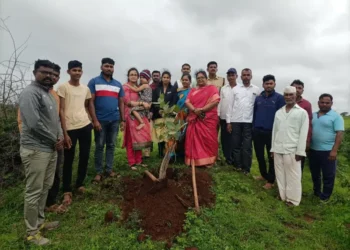 मिरजेत खाडे स्कूलचे संचालक स्व.दत्ता (अण्णा) खाडे यांच्या जयंतीनिमित्त वृक्षारोपण