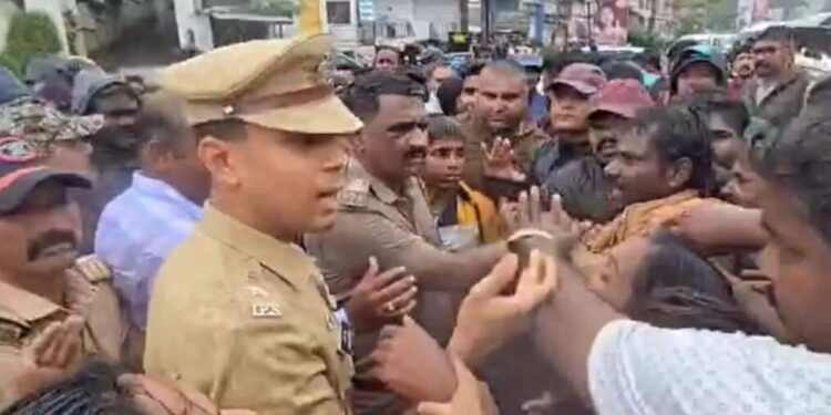 ब्रेकिंग | साताऱ्यात तरुणाच्या त्रासाला कंटाळून अल्पवयीन मुलीचं टोकाचं पाऊल..