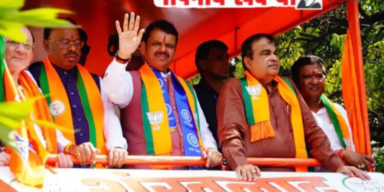 विरोधकांसाठी आमच्या लाडक्या बहिणींच पुरेशा : नाना पटोलेंवर देवेंद्र फडणवीसांचा हल्लाबोल; उमेदवारी अर्ज दाखल करत सहाव्यांदा मैदानात..!