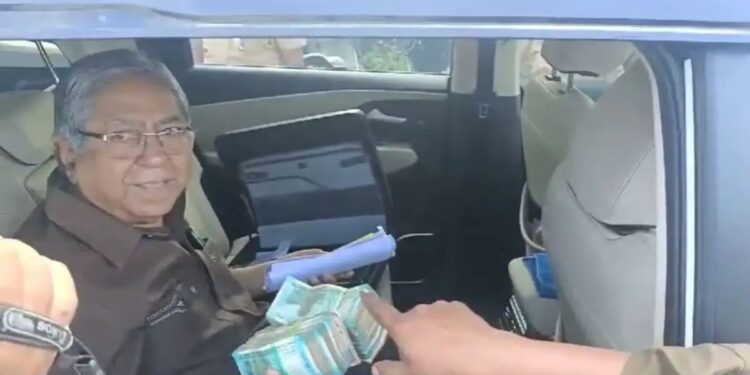 ब्रेकिंग | पुण्यात आधी खोके सापडले, आता पेट्या; नाकाबंदीवेळी कारमधून लाखोंची कॅश जप्त, पोलिसांची धडक कारवाई