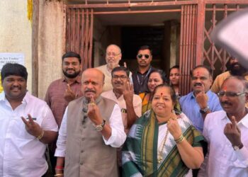 मिरजेत महायुतीचे उमेदवार डॉ.सुरेशभाऊ खाडे यांनी बजावला मतदानाचा अधिकार