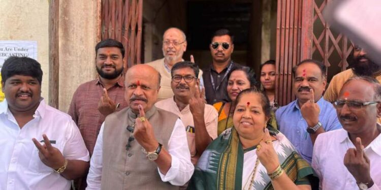 मिरजेत महायुतीचे उमेदवार डॉ.सुरेशभाऊ खाडे यांनी बजावला मतदानाचा अधिकार