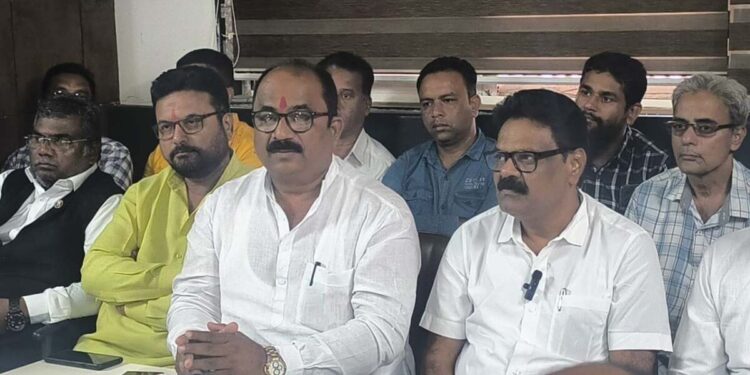 मिरजेत सी आर सांगलीकरांचा जिल्हा काँग्रेस नेत्यांवर प्रहार, शिवसेना जिल्हाप्रमुखांकडून दिलगिरी.. तरीही महाविकास आघाडीच्या उमेदवाराला याचा फटका..?