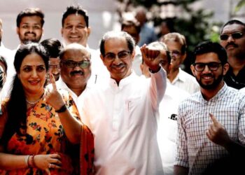 उद्धव ठाकरेंनी वांद्रे पूर्व येथे कुटुंबासह केलं मतदान