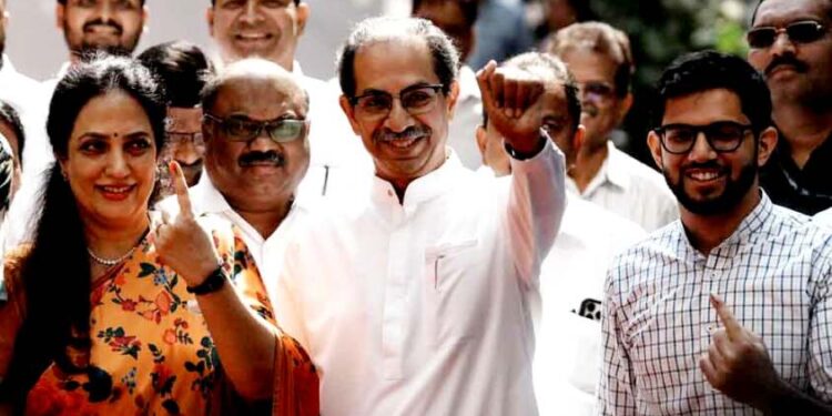 उद्धव ठाकरेंनी वांद्रे पूर्व येथे कुटुंबासह केलं मतदान