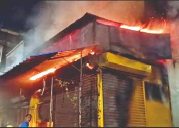 मिरजेत किराणा दुकान आगीत भस्मसात : घटनास्थळी पोलिसांचा लाठीमार.?