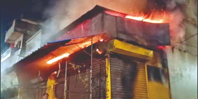 मिरजेत किराणा दुकान आगीत भस्मसात : घटनास्थळी पोलिसांचा लाठीमार.?