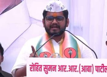 ब्रेकिंग | २४ तारखेपासून रक्त सांडावं लागलं तरी चालेल, पण संजयकाका पाटलांची गुंडशाही मोडीत काढल्याशिवाय राहणार नाही; रोहित पाटलांची शरद पवारांसमोर ‘डरकाळी’