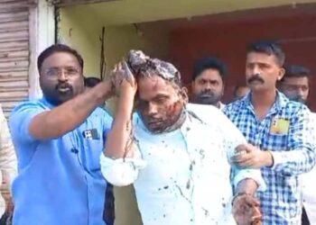 भाजपकडून घेतले पैसे, प्रचारही केला, वंचितच्या कार्यकर्त्याने बंडखोराला काळं फासून चोपलं
