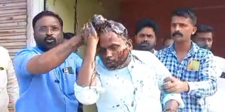 भाजपकडून घेतले पैसे, प्रचारही केला, वंचितच्या कार्यकर्त्याने बंडखोराला काळं फासून चोपलं