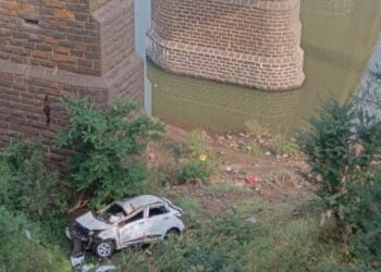 सांगली ब्रेकिंग | कृष्णा नदीच्या जुन्या पुलावरून चारचाकी कोसळली; पती-पत्नीसह तिघेजण जागीच ठार