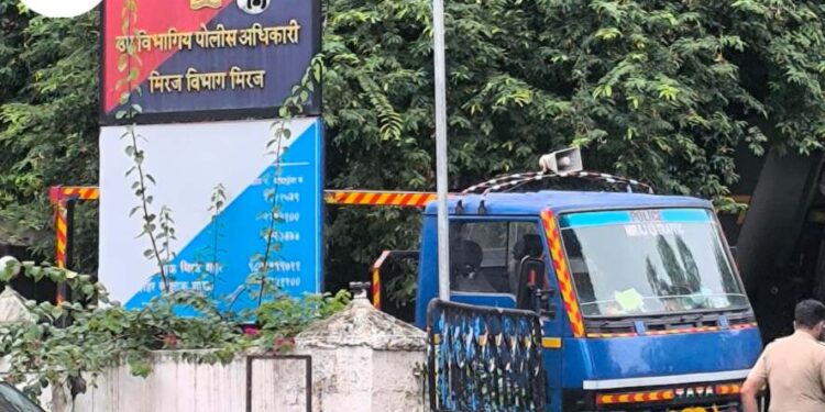 मिरजेत पोलीस ठाण्यासमोर तरुणाचा पेटवून घेण्याचा प्रयत्न.