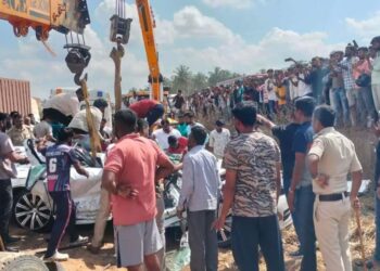 कारवर कंटेनर कोसळला, सांगलीतील एकाच कुटुंबातील सहा जण ठार; कर्नाटकात झाला अपघात