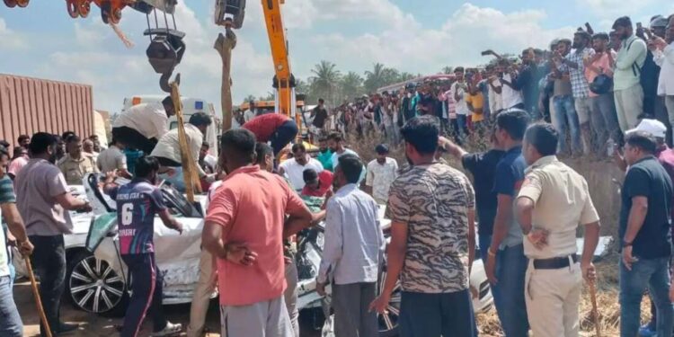 कारवर कंटेनर कोसळला, सांगलीतील एकाच कुटुंबातील सहा जण ठार; कर्नाटकात झाला अपघात