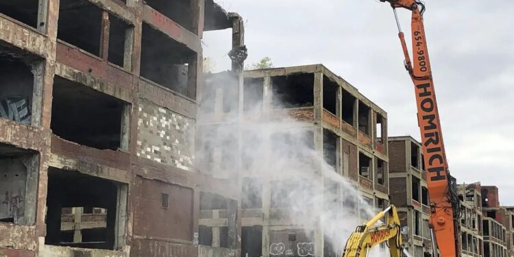 मिरारोडला पोलिसांना मारहाण; गुन्हा दाखल