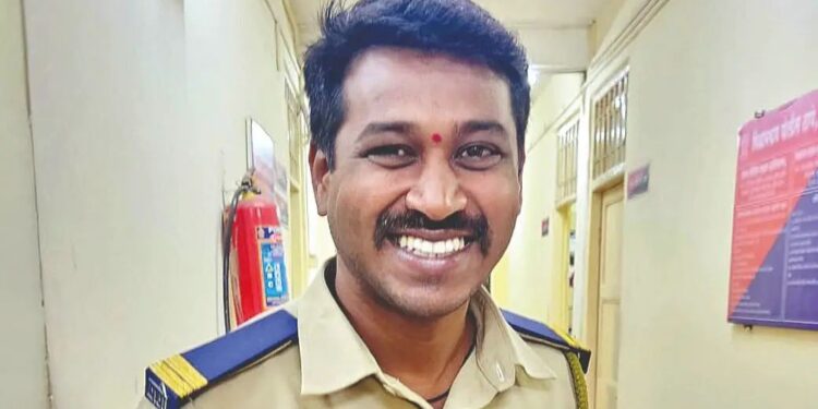 सांगली | पोलीस अधीक्षक कार्यालयाच्या भिंतीलगत १५ दिवसांत दोन लाचखोर ताब्यात..! २५ हजारांची लाच मागितल्याप्रकरणी पोलिसाला बेड्या.!