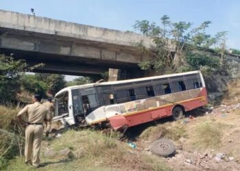 तांदुळवाडी येथे पुलावरून एसटी बस कोसळली, ३५ जण जखमी